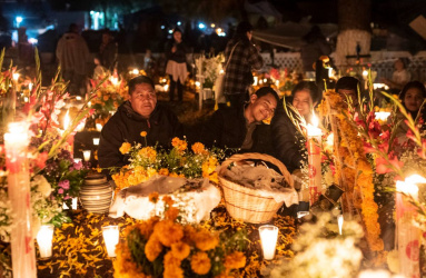 Personas en la celebración de Día de Muertos en Michoacán 