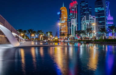 Ciudad de Doha, Qatar iluminada en la noche 