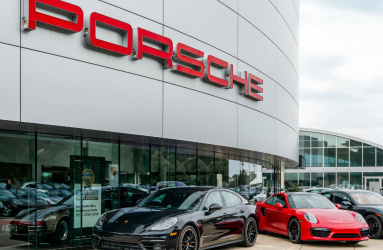 Logotipo exterior y de marca comercial del concesionario de automóviles Porsche