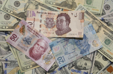 Billetes de pesos mexicanos sobre dólares 