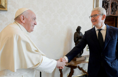 El Papa Francisco dando la mano al CEO de Apple, Tim Cook 