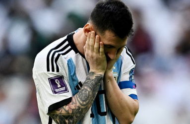 El jugador de la Selección de Argentina, Lionel Messi, con cara triste en un partido de Qatar 2022. 