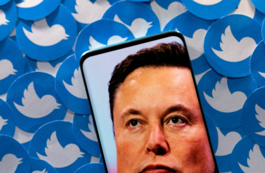 Foto de Musk en pantalla del celular y logos de Twitter 