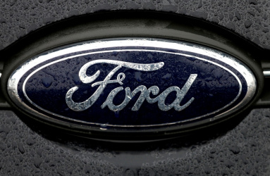 Símbolo de la marca de autos Ford en un auto semi húmedo. 