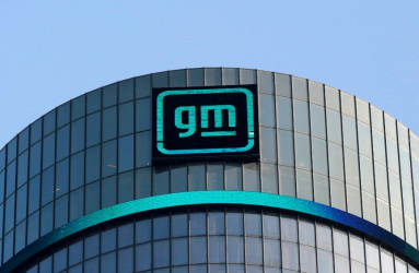 Un edificio con el logotipo de la empresa automotriz General Motors. 