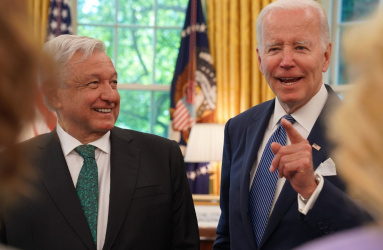 Los presidentes López Obrador y Joe Biden hablando en la Casa Blanca. 