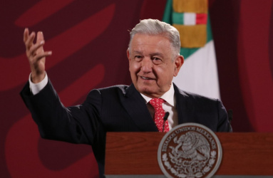 El presidente López Obrador hablando en el escenario de la conferencia matutina en Palacio nacional. 