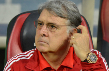 El director de la Selección Mexicana, el “Tata” Martino, usando lentes, reloj y una chamarra color roja. 