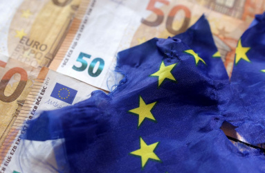 Billetes 50 euros y bandera rota Zona Euro