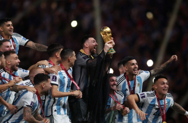 seleccion argentina cargando copa del mundo