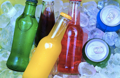 Botellas de refresco sobre hielo