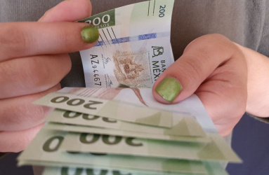 billetes de doscientos pesos mexicanos en mano de mujer 