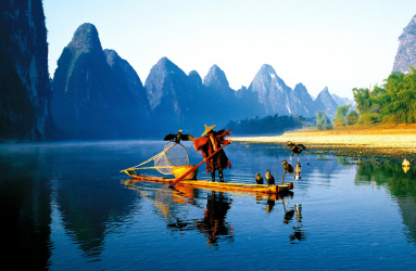 Hombre sobre una balsa pesacado en China.