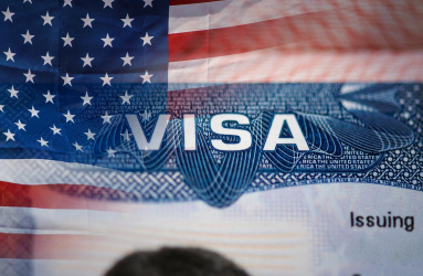 Visa sobre bandera de Estados Unidos 