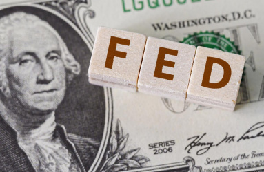 Fichas de srabble con la palabra FED sobre un dólar 