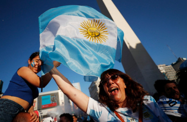 Aficionados de la Selección de Argentina celebrando el pase a la final del mundial Qatar 2022. 