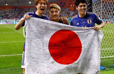 3 jugadores de japón con la bandera 
