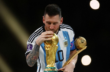 Lionel Messi besando la Copa del Mundo 