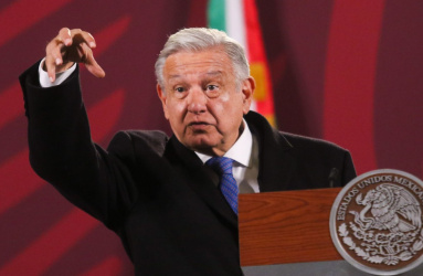 El presidente López Obrador hablando en el escenario de la conferencia matutina. 