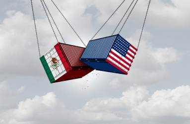 Una caja de exportaciones de México y otra de Estados Unidos, ambas se mantienen en el aire al estar sostenidas por cadenas. 