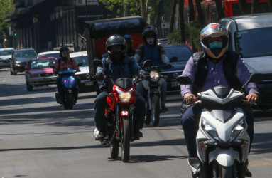 Motociclistas circulando por calles de la CDMX 