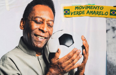 El exfutbolista brasileño Pelé sosteniendo un balón 