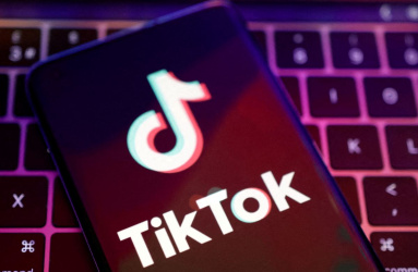 Telefono con pantalla de logo de TikTok