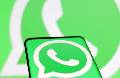 Pantalla de teléfono con logo de WhatsApp
