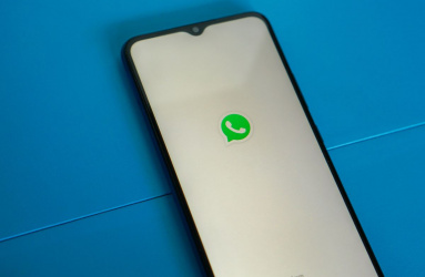 Celular con app de WhatsApp abierta 