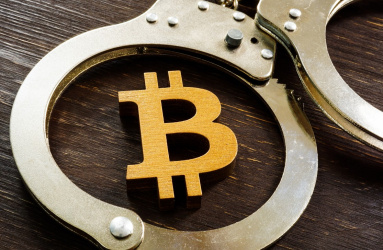 Cadenas de policias en color plateado y el símbolo de la criptomoneda Bitcoin en colo dorado. 