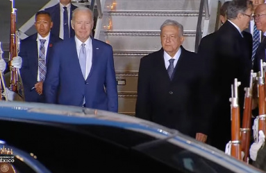 Joe Biden y López Obrador caminado en el AIFA. 