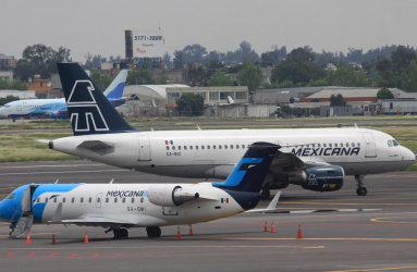 Aviones de la marca Mexicana en la pista de aterrizaje 