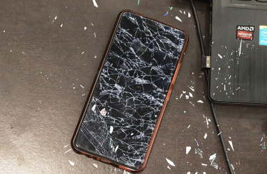 Telefono smartphone con pantalla estrellada