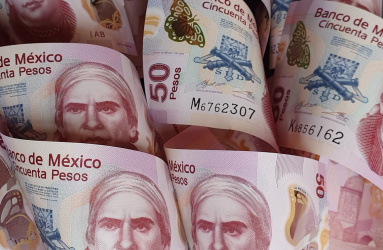 Varios billetes de 50 pesos amontonados, en color rosa y con la imagen de Morelos. 