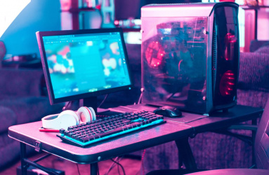 Computadora gamer sobre una mesa 