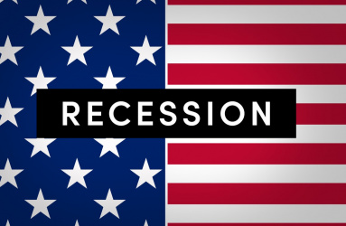 La bandera de los Estados Unidos y un letrero de recesión encima. 