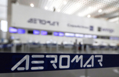 Logotipo de la empresa Aeromar en aeropuerto. 