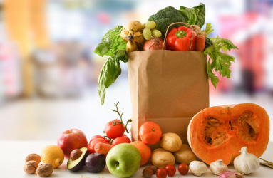 Frutas y verduras en una bolsa 