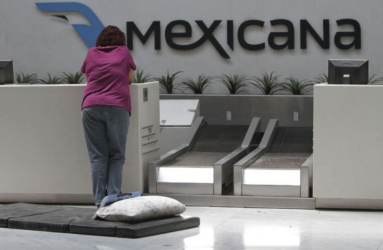 Mujer descansando en taquilla de Mexicana de Aviación 