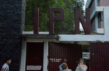 Escuela con las letras IPN en grande.