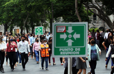 Mexicanos participando en el primer simulacro nacional 2023