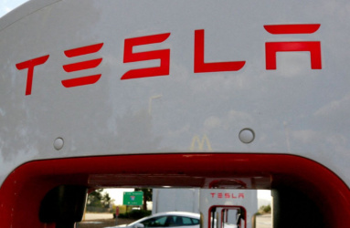 Carga de estación de Tesla color rojo con blanco.