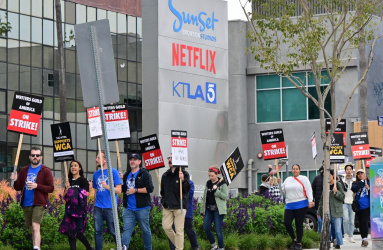 Los guionistas de Hollywood están en huelga para buscar mejores salarios en producciones de streamings 