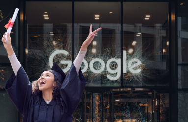 Mujer graduada con cursos Google