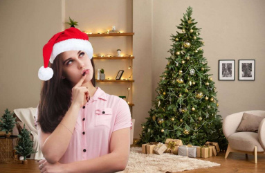 Mujer pensando en los árboles de Navidad más famosos del mundo