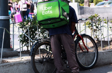 Repartidor con mochila de uber eats