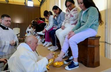 El papa Francisco rompe con la tradición: lava los pies solo a mujeres. Foto: ROME REPORTS.