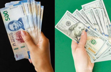 Dos manos distintas sostienes billetes de dólares y de pesos mexicanos.