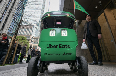 Robot verde de reparto de comida de Uber Eats en Japón