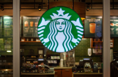 ¿Quiénes podrán comprar los termos de Starbucks? Empresa lanza NUEVA política. Foto: iStock.